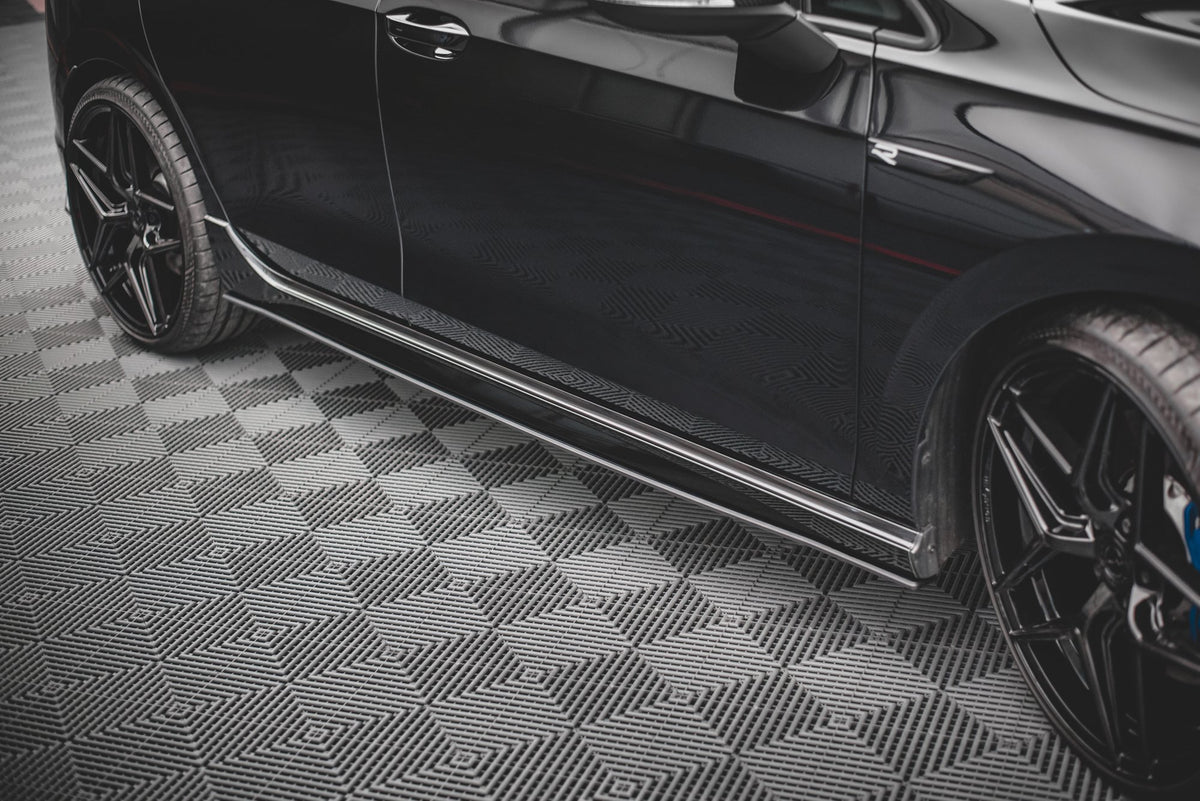 Sidepanel til VW Golf 8 R – nærbilde av overflatestruktur i sort ABS-plast