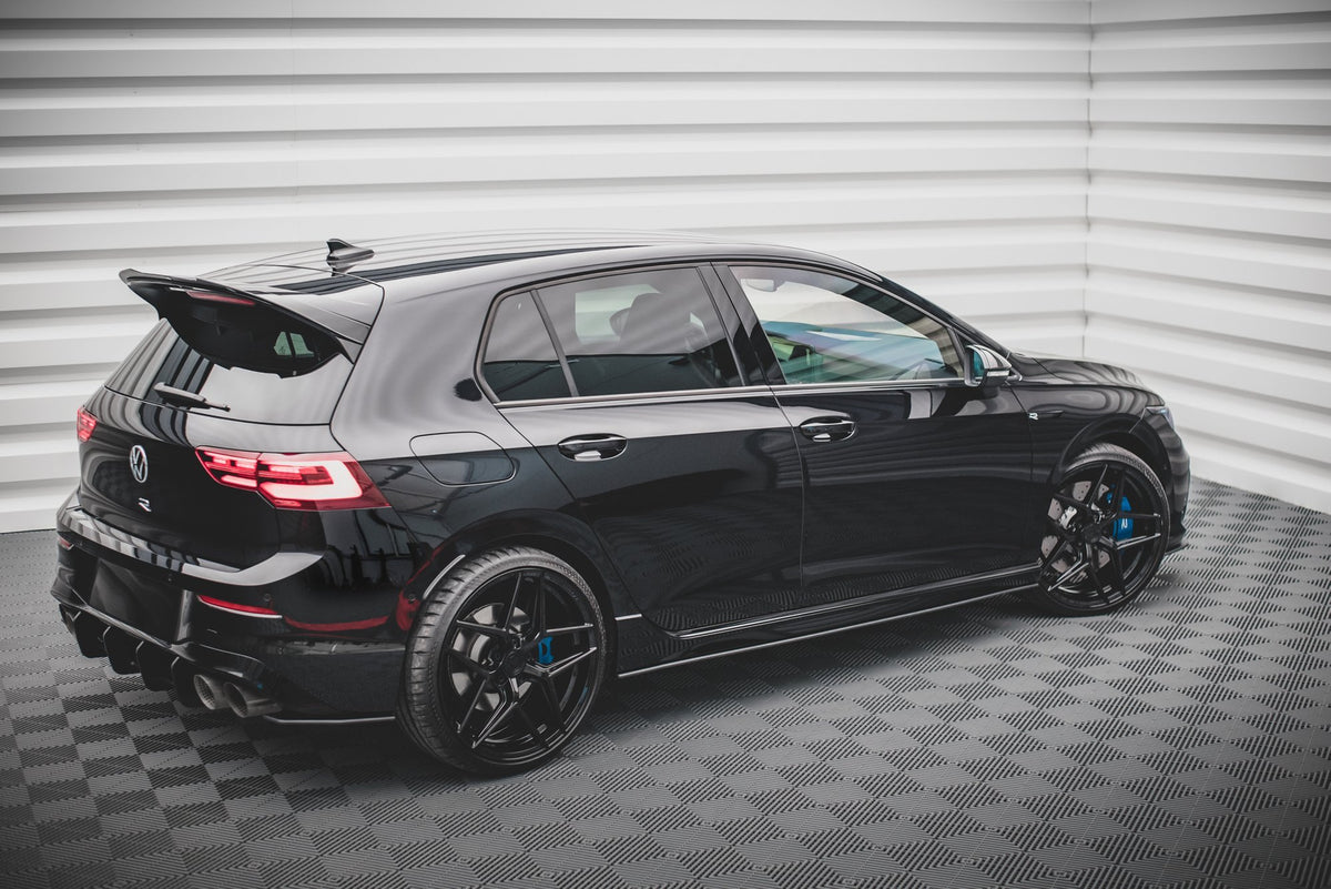 Sideskjørt for VW Golf 8 R montert på bil med sportslig styling