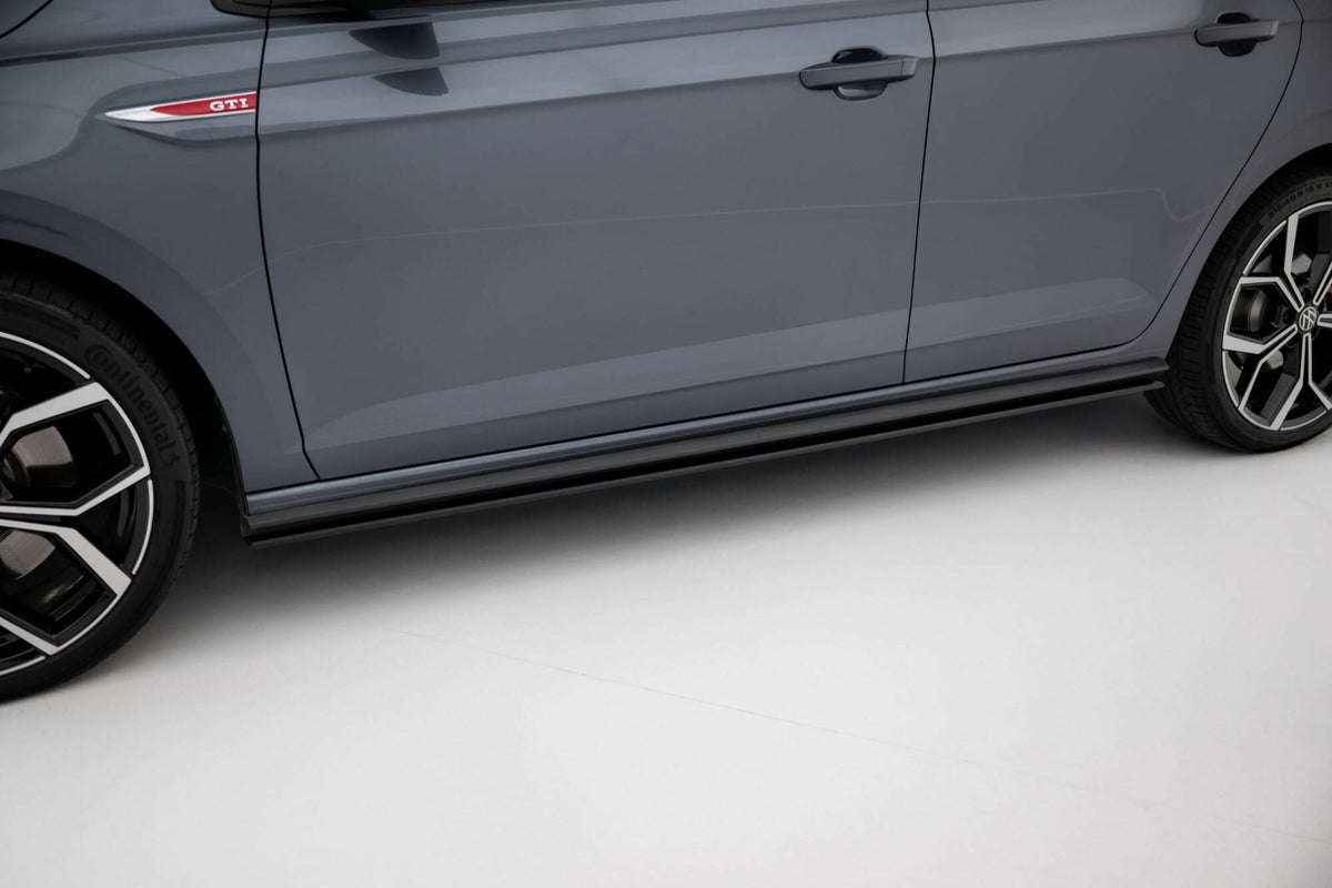 Street Pro sideskjørt diffusorer til VW Polo GTI MK6 Facelift montert på bil, sett fra siden
