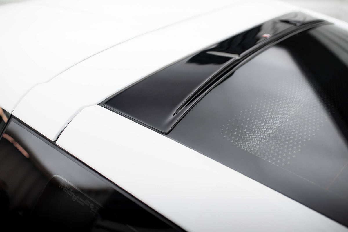 Maxton Design spoiler montert på Corvette C7 hekk i skrå vinkel