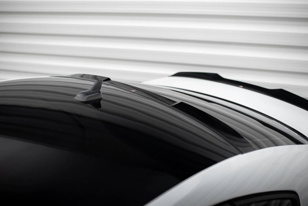 Maxton Design bakvindu-forlenger montert på VW Passat GT, skrå vinkel bakfra