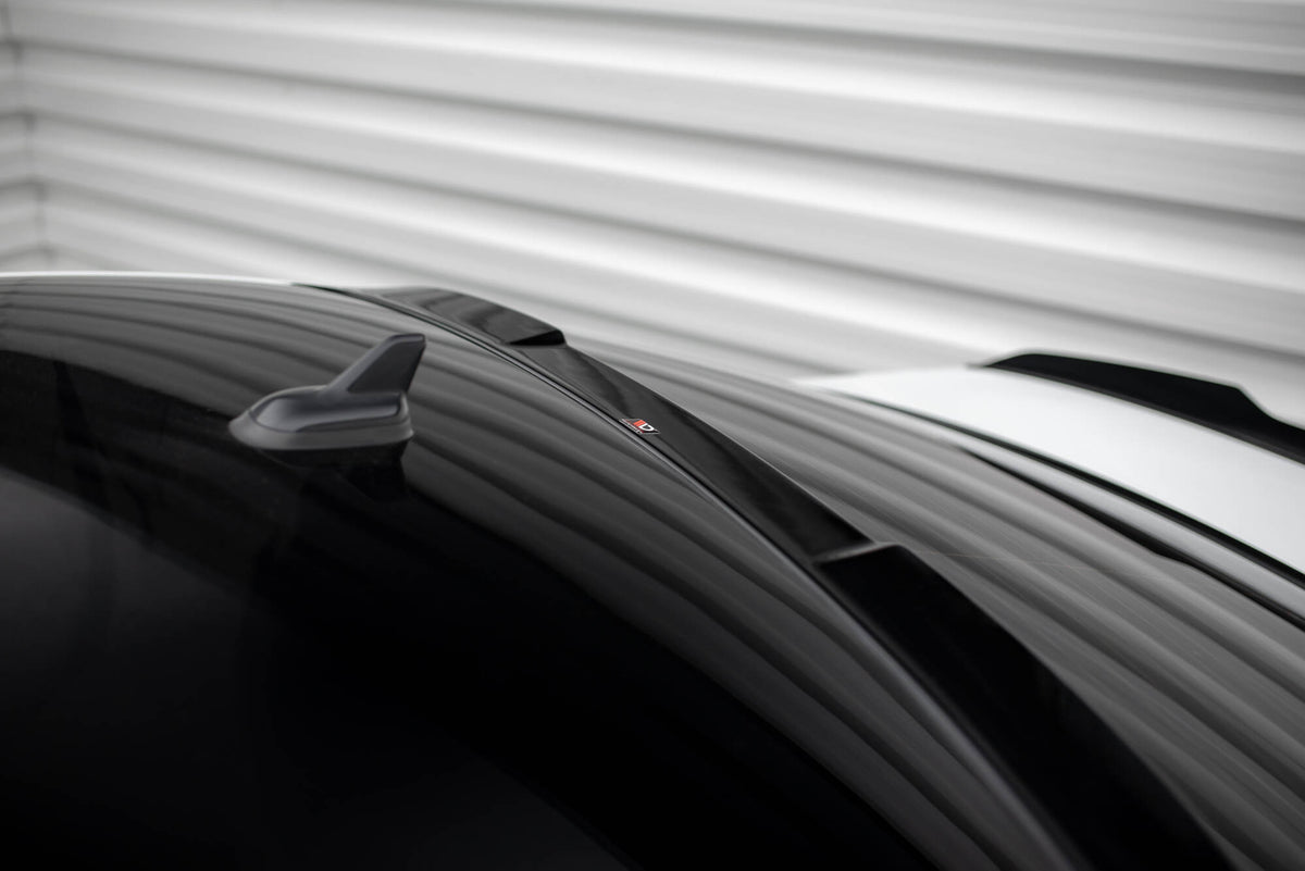 Nærbilde av ABS-overflaten på spoiler til VW Passat GT B8 Facelift