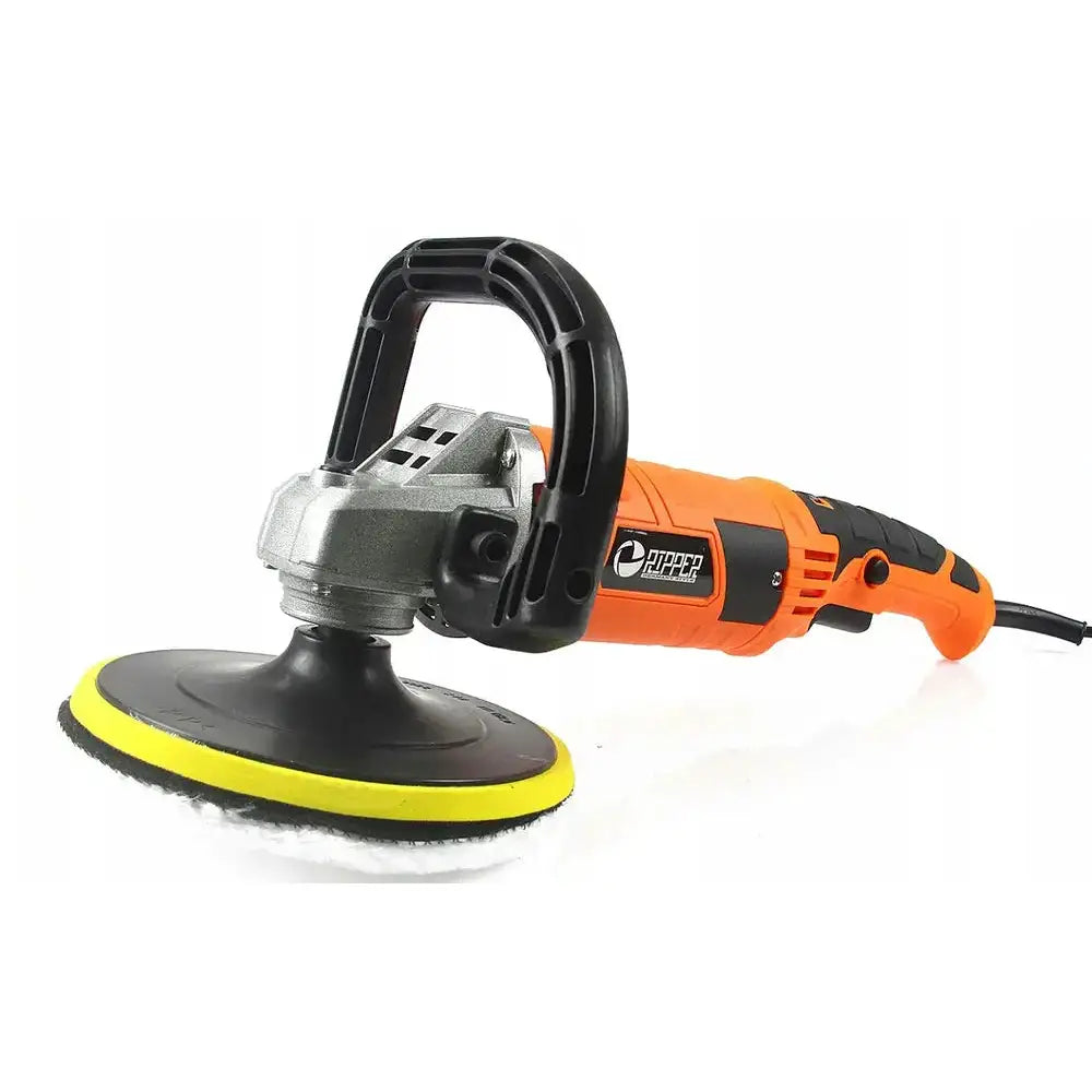 Poleringsmaskin med oransje og svarte detaljer, skråvisning med D-håndtak og gulkantet poleringspute.