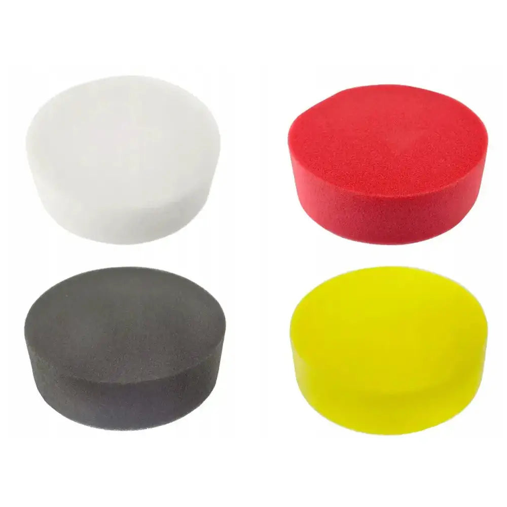 Fire poleringsputer i hvit, rød, svart og gul skum, arrangert på skrå mot hvit bakgrunn.