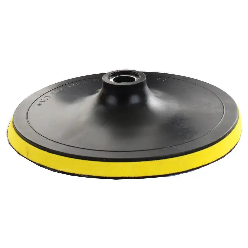 Poleringsmaskin tilbehør, sort rund skive med gul kant og sentrert festeåpning vist fra siden.