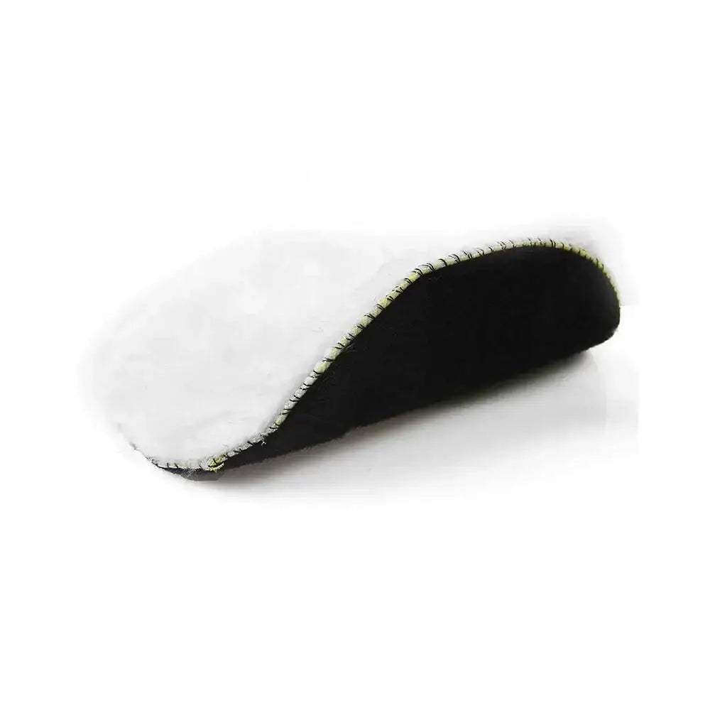 Oval poleringspute med hvit, myk overflate, svart underside og markerte sømmer, sett fra siden.