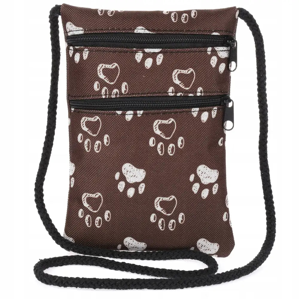 Polsk halspung etui for pass, brun med hvite poteavtrykk, to glidelåslommer og sort skuldersnor, frontvisning.