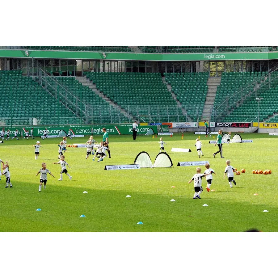 Pop-up portabel port 120x80cm, barn spiller fotball med små mål og oransje baller på grønn gressbane.