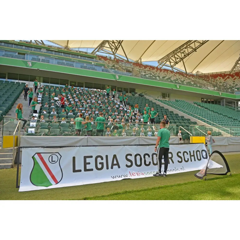 Pop-up portabel port 120x80 cm, brukt på stadion foran publikum med Legia Soccer School-banner.