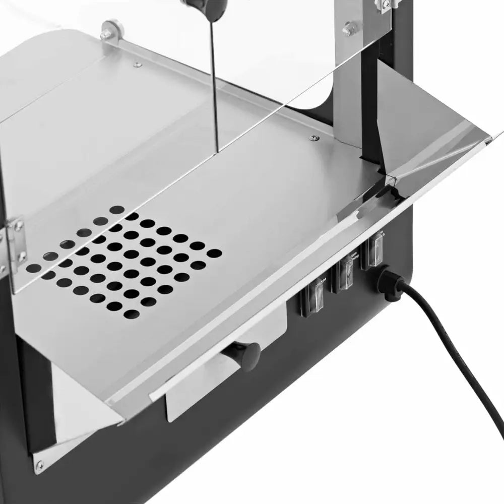 Poppemaskin i svart, nærbilde av kontrollpanel med av/på-brytere, perforert stål og strømledning.