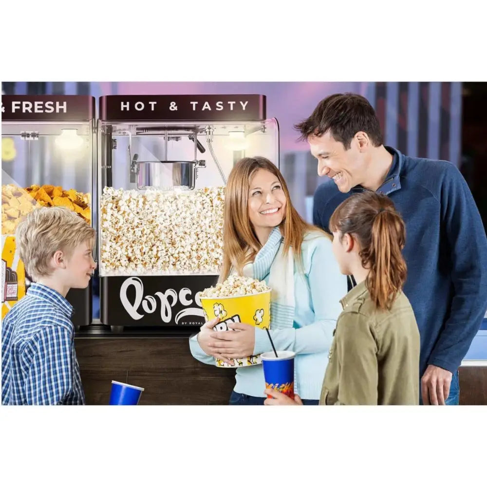 Poppemaskin i svart og rustfritt stål, sett forfra med familie som tar nylaget popcorn i beger.