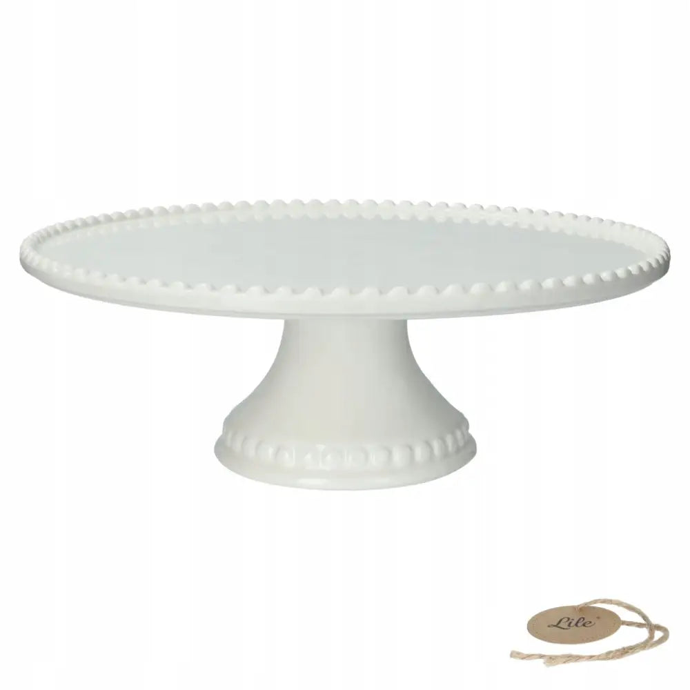 Porselenkakefat på fot, hvit, sett fra siden med perlekant, enkel sokkel og merkelapp ved siden av.
