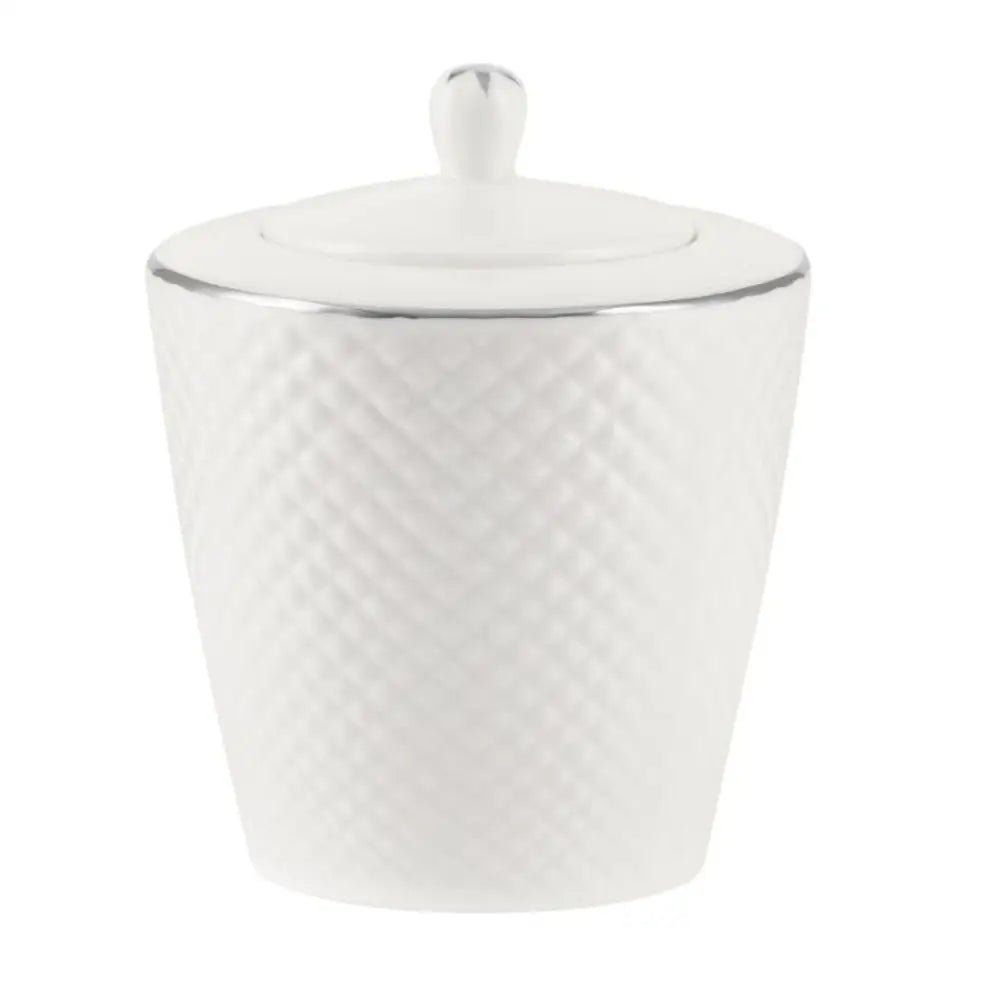 Porselens sukkerbøsse på 300 ml, melkehvit med preget rutemønster og sølvkant, frontvisning med lokk.