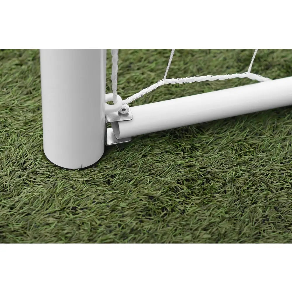 Port aluminium MINI PRO, nærbilde av solid hvitt hjørne med nettingfeste og skrue på kunstgress.