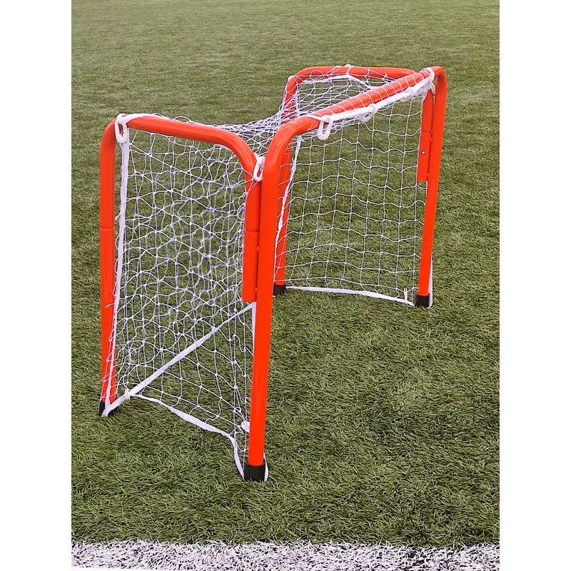 Port Economy fotballmål 90x60x40 cm, to mål i oransje metall med hvitt nett stablet på kunstgress.