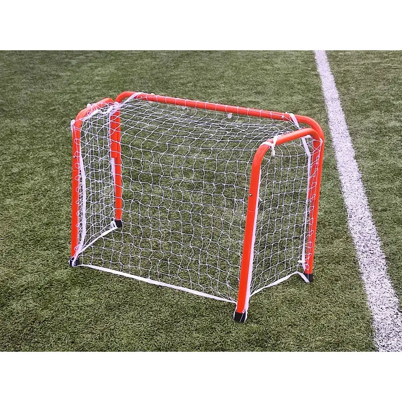 Port Economy lite fotballmål 90x60x40 cm, oransje ramme og hvitt nett på kunstgress med markert banestrek.