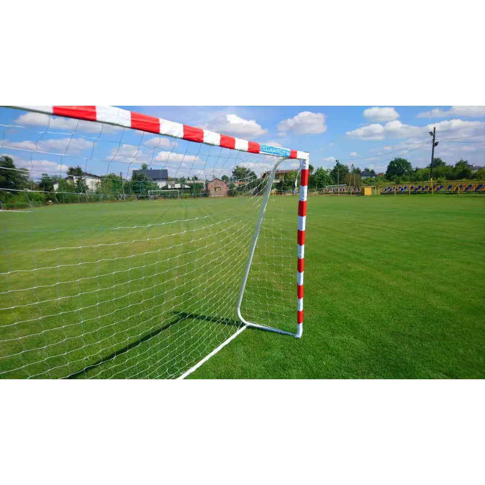 Port Mars 300x200 cm stadionmål sett skrått forfra på gressbane, med hvit-rød ramme og nett, tribuner bak.