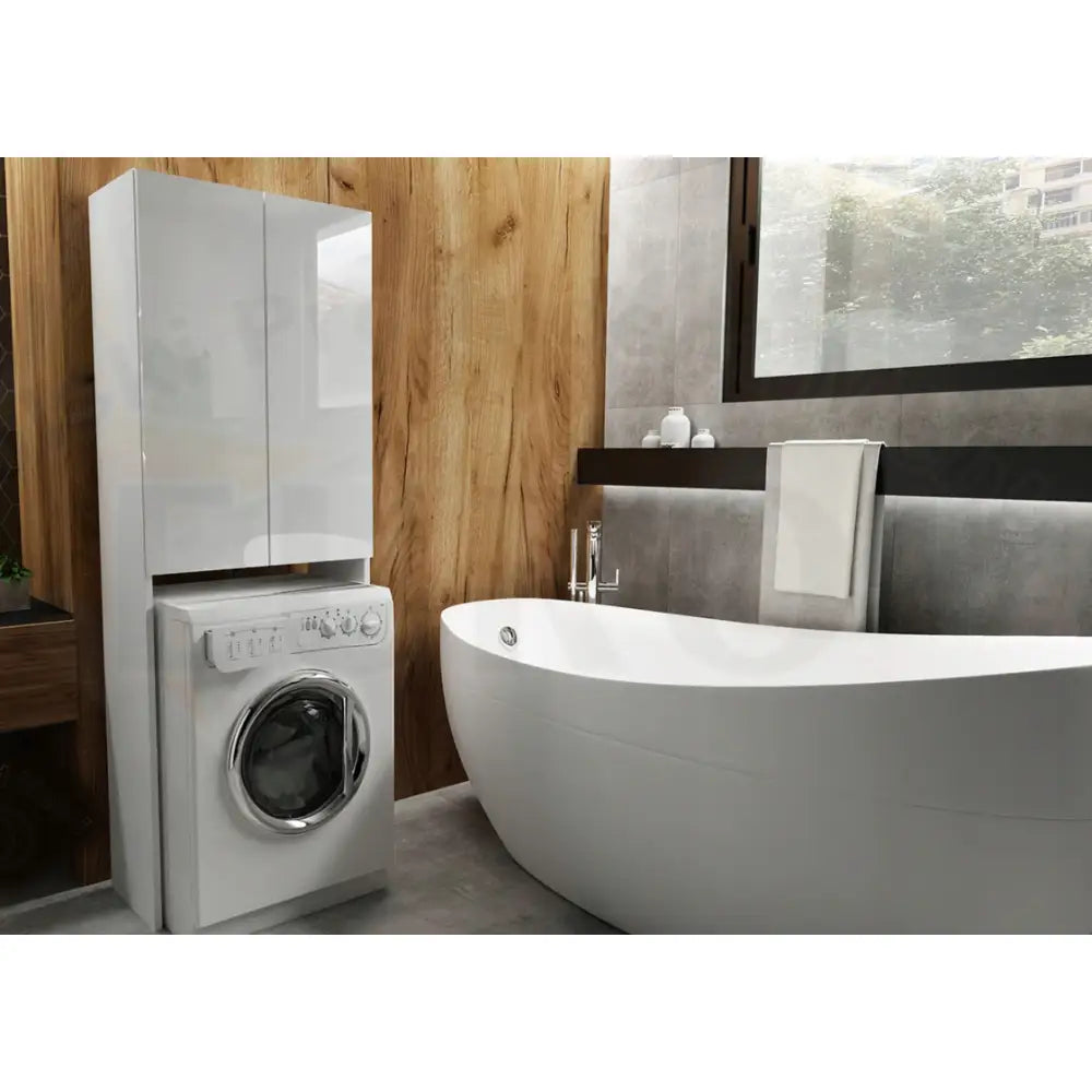 Praktisk overskap i hvit høyglans montert over vaskemaskin, sidevisning i stilrent baderom.