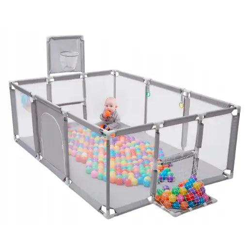 Premium lekegrind for barn, grå med netting, fargerike baller og fotballmål, sett fra siden med barn inne.