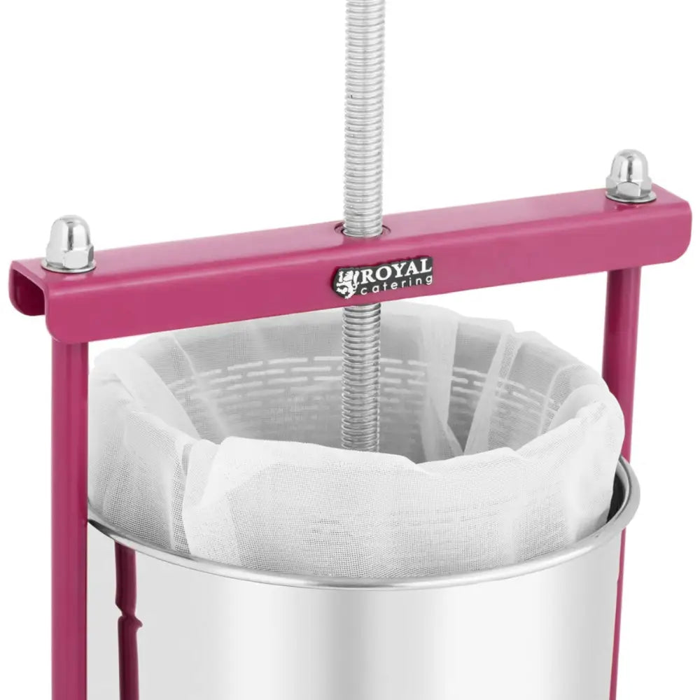 Press for fruktvin, nærbilde av rustfri beholder med hvit filterduk i rosa metallramme og synlig skrue.