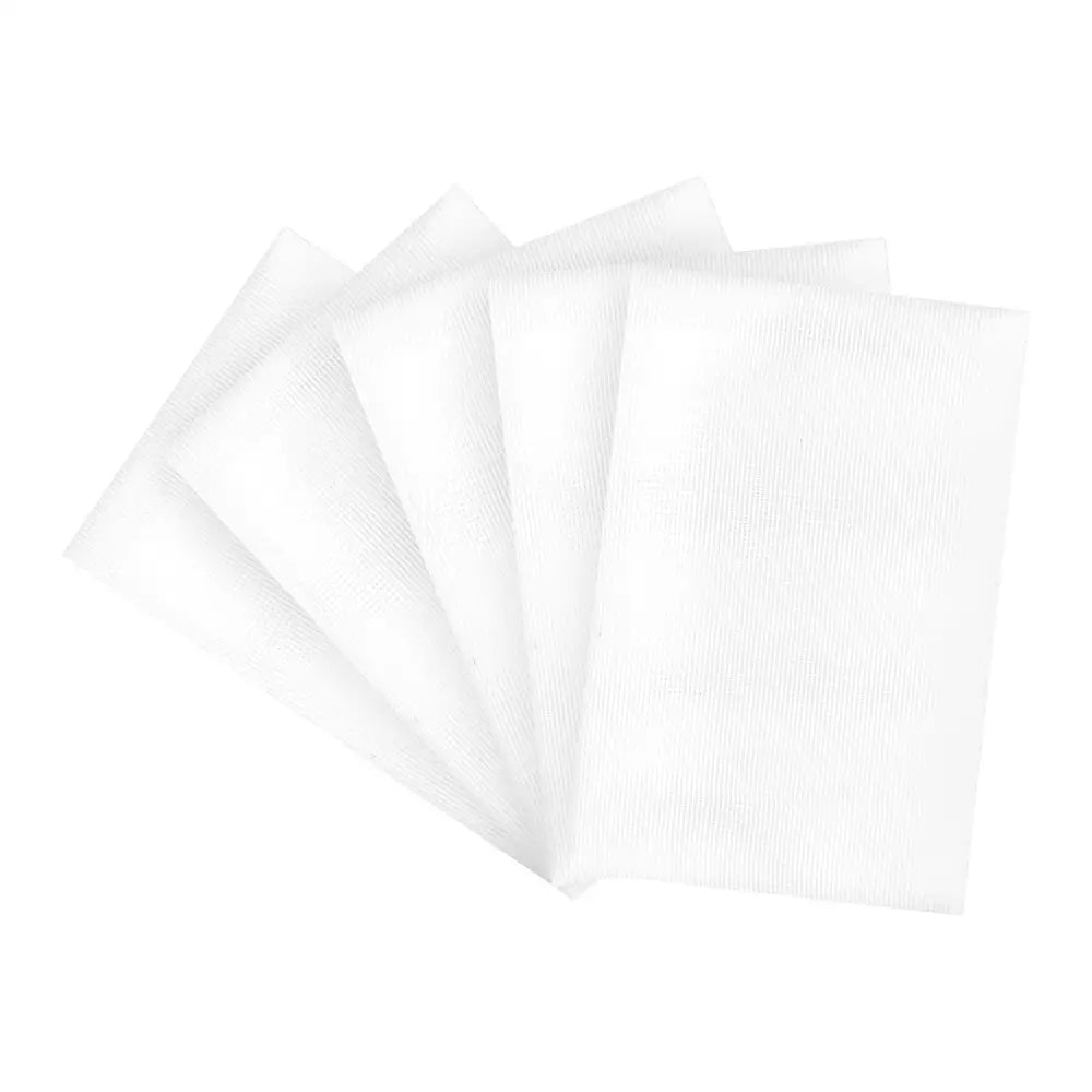 Fem hvite tekstilposer med fin struktur, arrangert i vifteform på hvit bakgrunn for vinpresse.