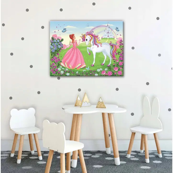 Prinsesse med enhjørning lerretsbilde på barneromsvegg, omgitt av hvite tremøbler med dyremotiv.