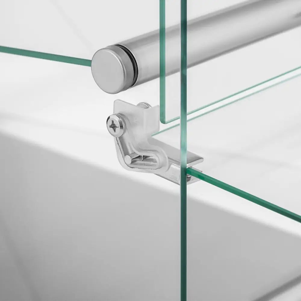 Selvbetjent buffévitrine, detalj av glassplate med metallbrakett og rund metallstang i bakgrunnen.