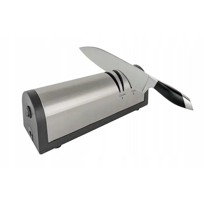 Profesjonell elektrisk knivsliper V-Edge i børstet stål, skrå vinkel med kjøkkenkniv i slipesporet.