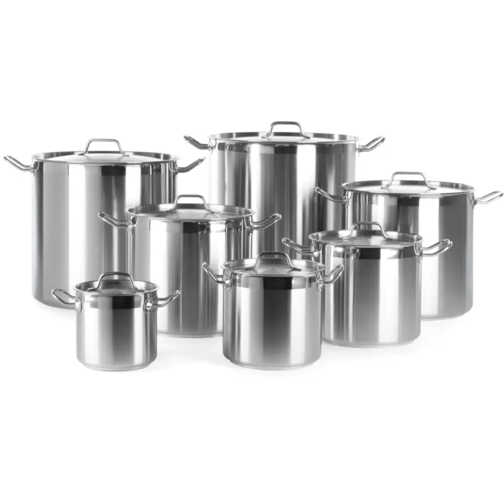 Syv profesjonelle høy kokekjeler i rustfritt stål med lokk og håndtak, vist forfra mot hvit bakgrunn.