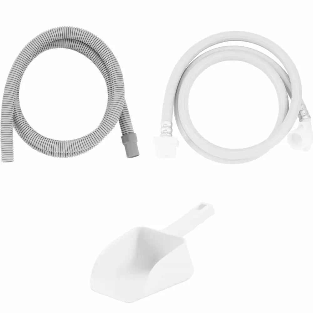 Plastskuffe og to slanger til iskverkingsmaskin, sett ovenfra mot hvit bakgrunn.