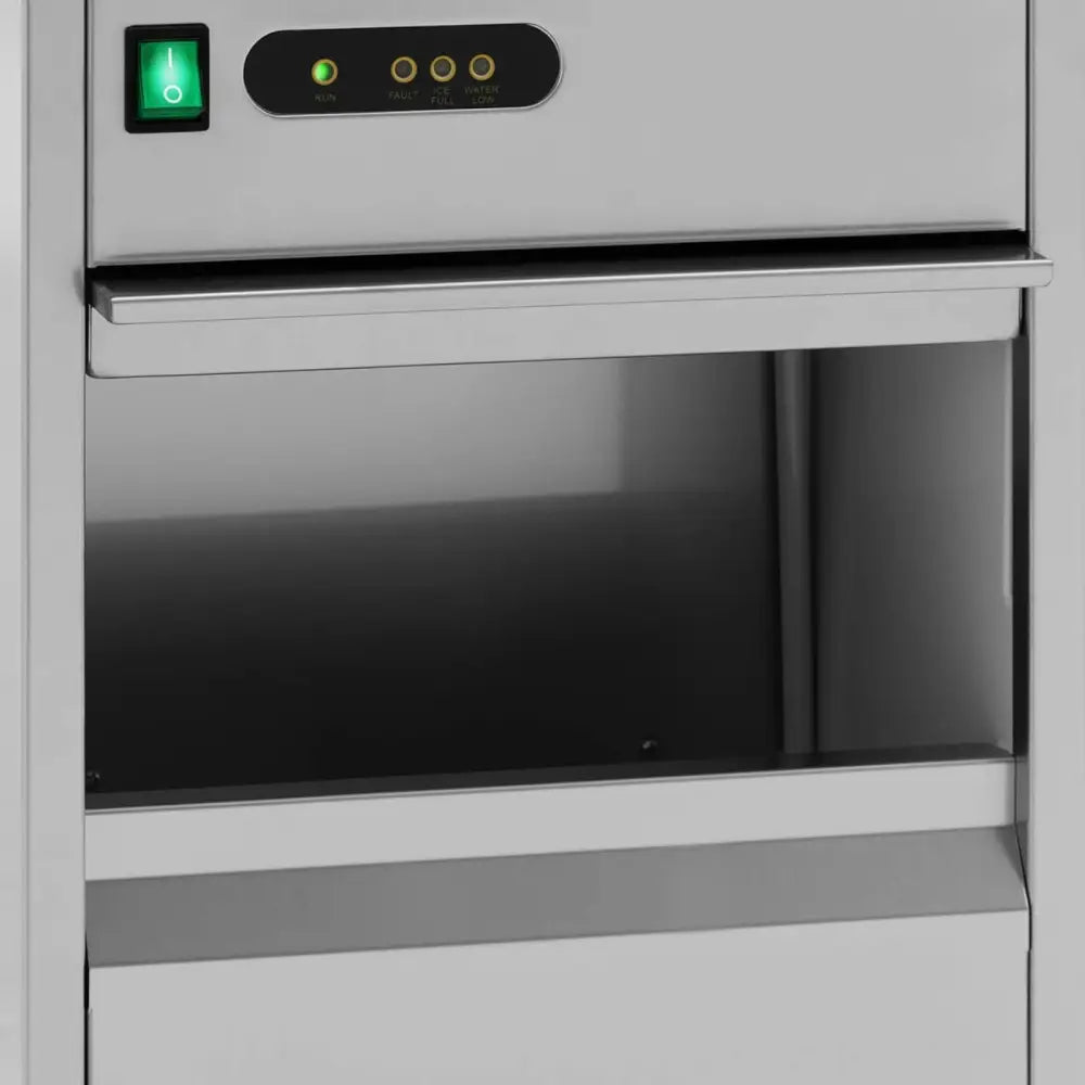 Profesjonell ismaskin, nærbilde av åpningen med grønn strømbryter og indikatorlys til venstre over døren.