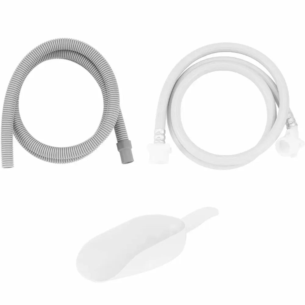 To sammenrullede grå og hvite slanger med tilkoblingsdetaljer og hvit plastskje til ismaskin.