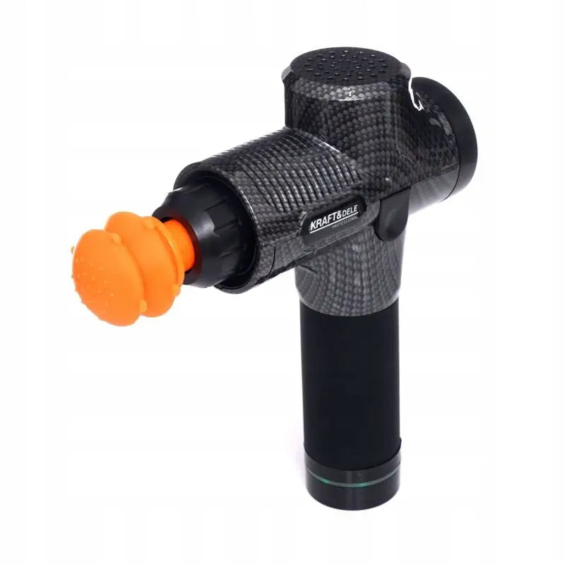Massasjepistol med karbonmønstret sort plast og oransje hode, sidevisning mot hvit bakgrunn.
