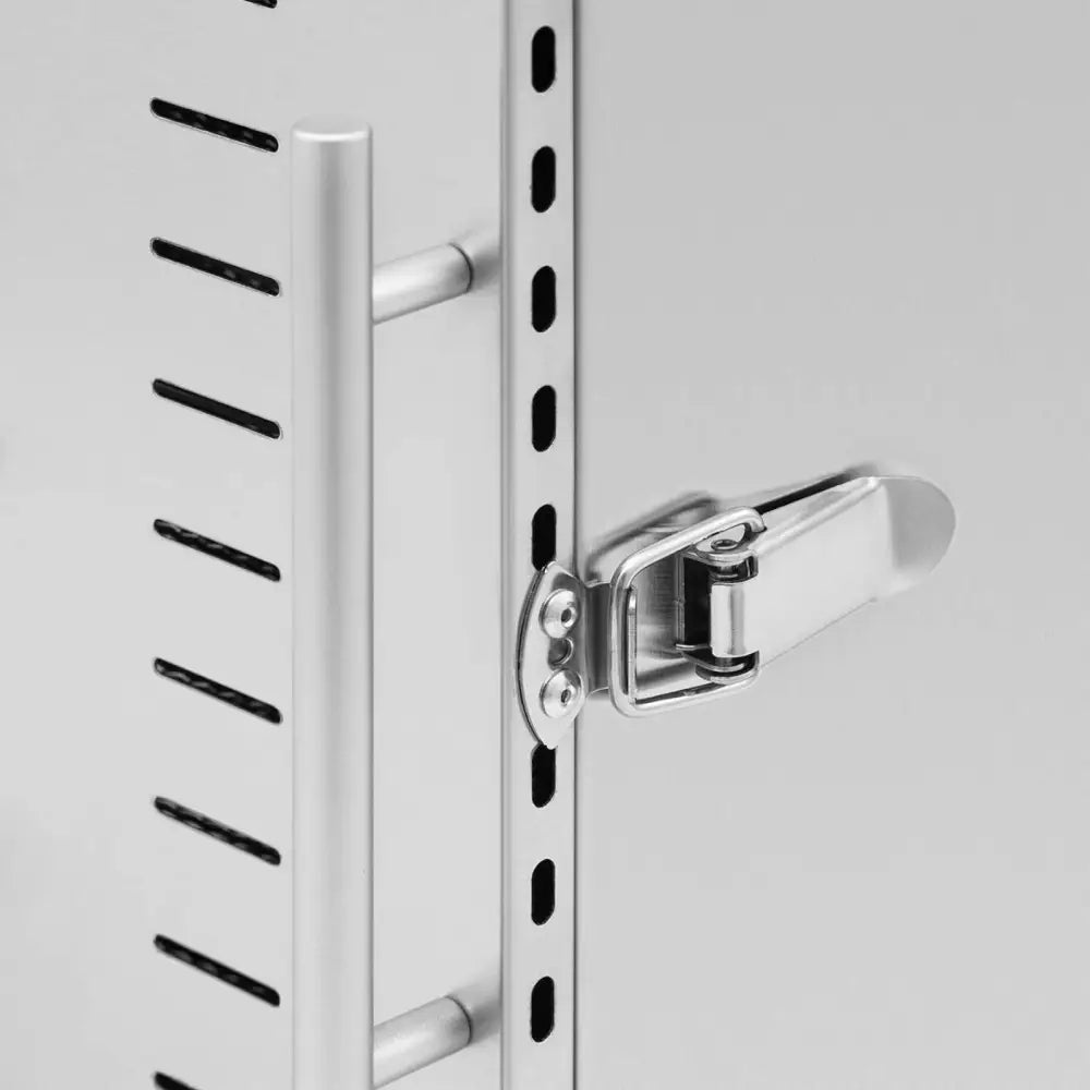 Profesjonell matavfukter, detalj av sølvfarget håndtak og lås med sorte justeringsmarkeringer og perforert kant.