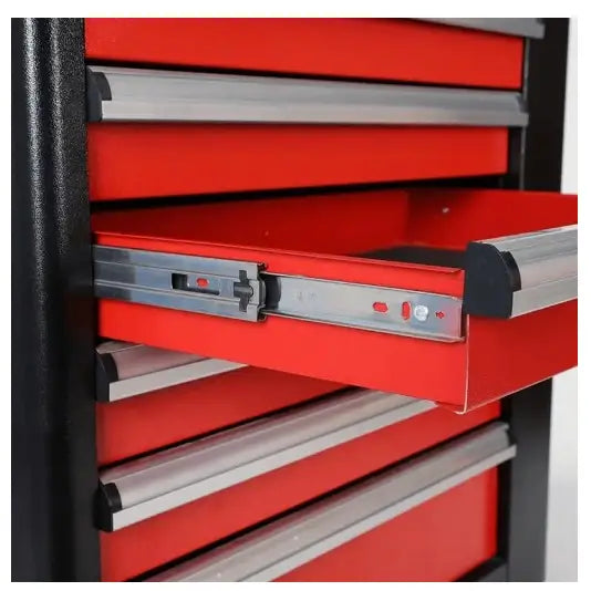 Profesjonell verkstedvogn, nærbilde av rød skuff med metallhåndtak og uttrekkskinner, sett fra siden.