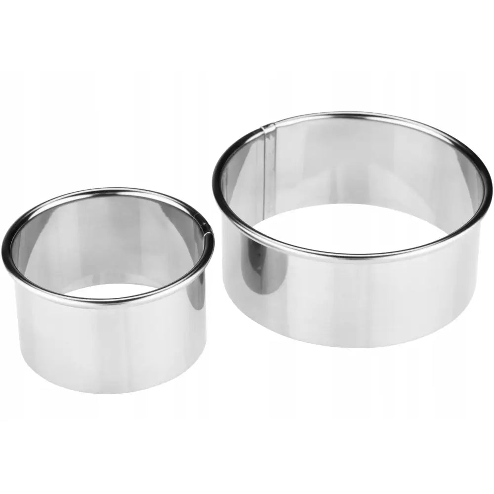 Profesjonelle utstikkere for kaker og kjeks, to runde formeringsringer i rustfritt stål med blank finish.