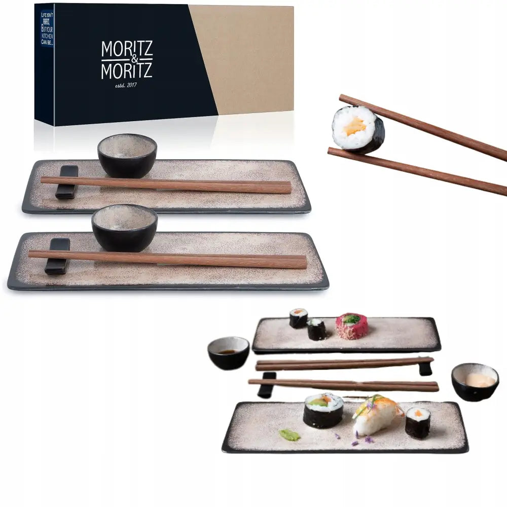 Profesjonelt porselens sushi serveringssett for to, med beige fat, svarte soyaskåler, spisepinner og sushibiter.