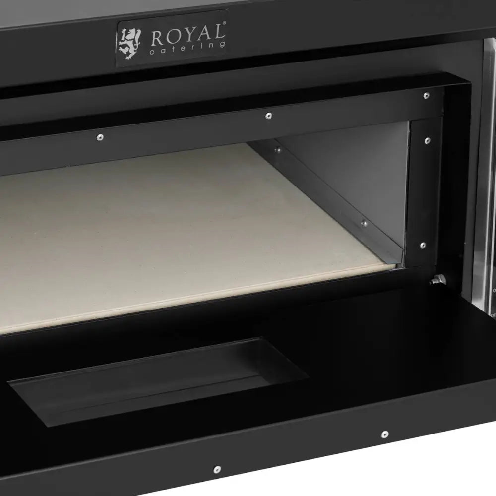 Professional pizzaovn med åpen dør, synlig steinplate og ståldetaljer, logo på ovnens øvre ramme.