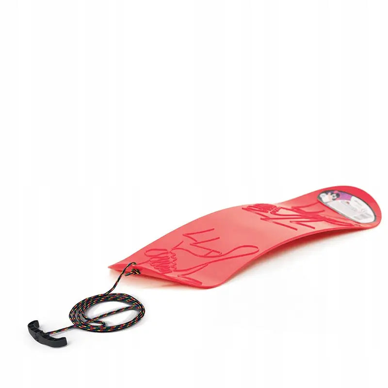 Prosperplast Snowboard S akebrett i rød plast, skrå sidevisning med mønstret overflate og fargerik drasnor foran.