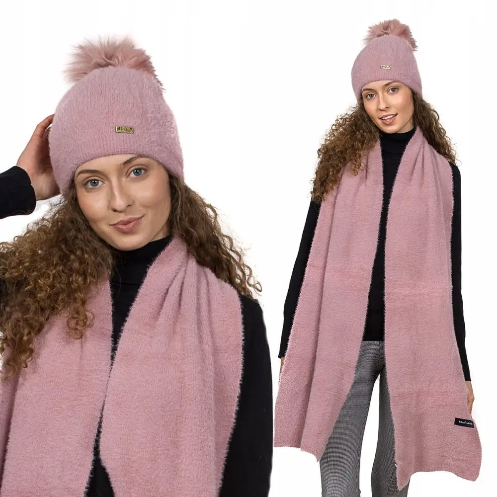Pudderrosa Damesett i Alpakka med Lue med Pompom og Langt Varmt Skjerf.