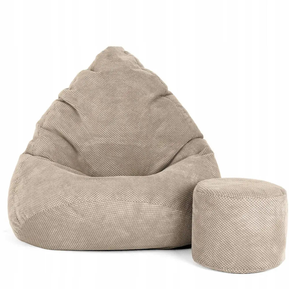 Beige saccosekk i grov tekstur med tilhørende sylinderformet puff, sett rett forfra, begge med myk fasong.