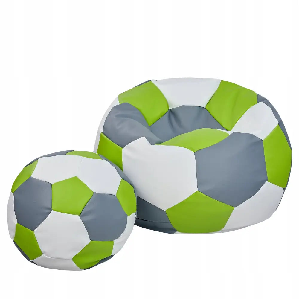 Puff Ball XXXXL og ballformet pute med fotballmønster i hvitt, grått og grønt kunstskinn, skrå vinkel.
