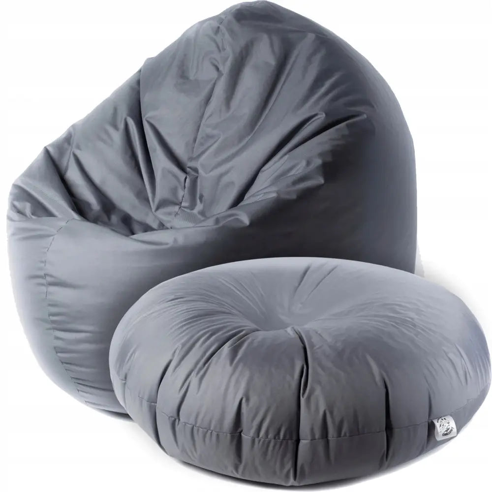 Puff Saccosekk 2-i-1, grå nylon, én formet som stol og én som rund puff, sett skrått forfra.