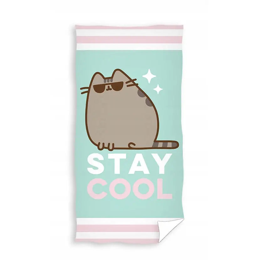 Pusheen Stay Cool håndkle, lyseblått med grå katt i solbriller, rosa-hvite striper og teksten "STAY COOL".
