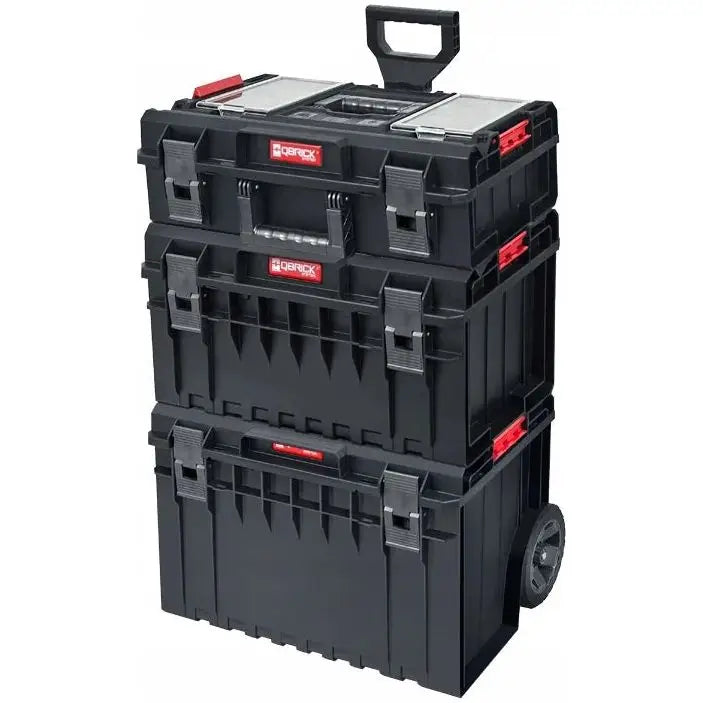 Qbrick System One Cart Techniker Set, tre stablede, sorte verktøykasser med røde detaljer og hjul, sett skrått forfra.
