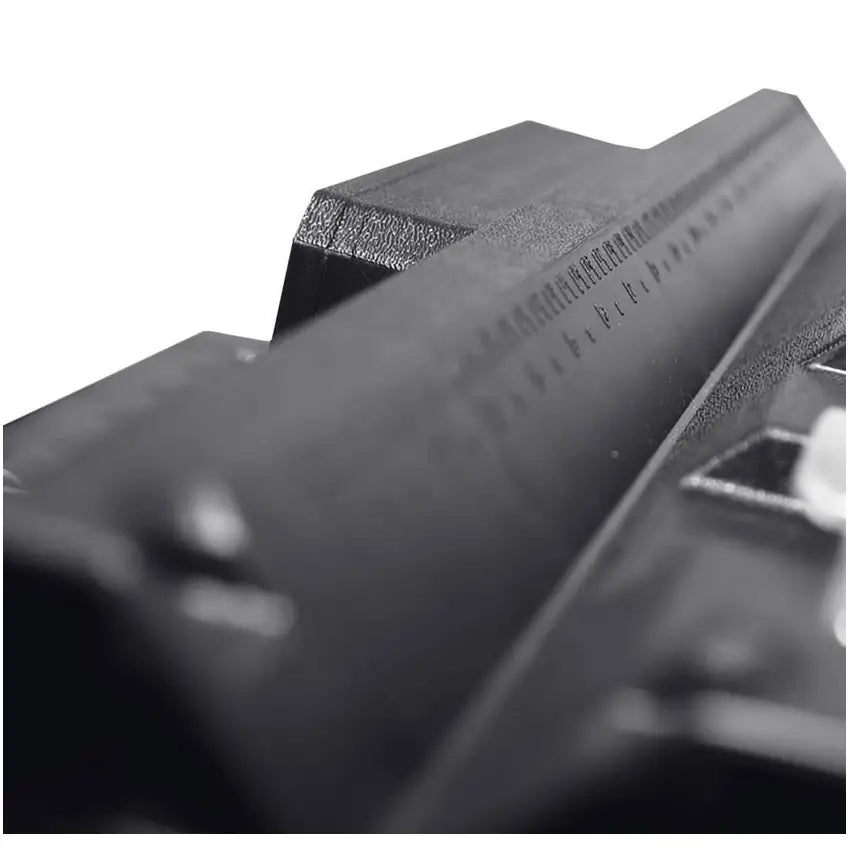 Qbrick System One Cart Techniker Set, nærbilde av svart verktøykasse med markert måleskala og teksturert overflate.