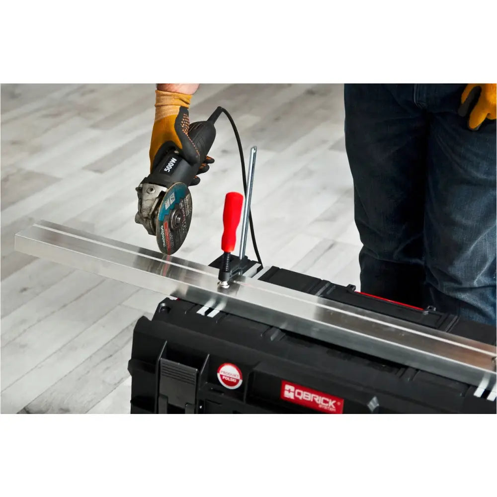 Qbrick System One Cart Techniker Set 2 brukt som arbeidsbenk med metallskinne festet og kuttes med vinkelsliper.