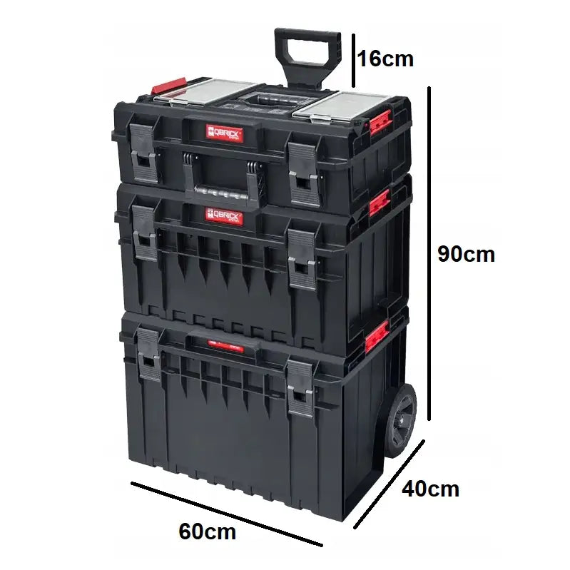 Qbrick System One Cart Techniker Set, tre stablede sorte verktøykasser med hjul og synlige mål i centimeter.