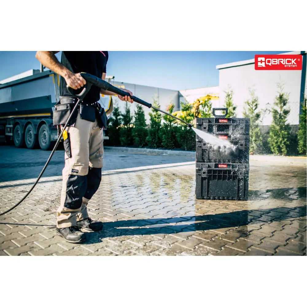Qbrick System One Cart Techniker Set 2, robust svart verktøykasse tåler høytrykkspyling utendørs.