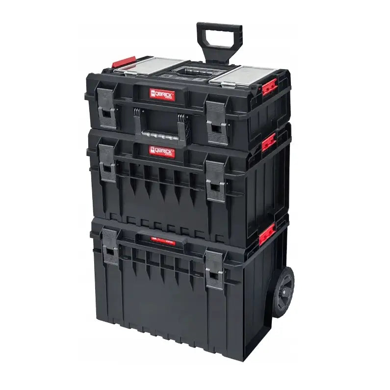 Qbrick System One Cart Techniker Set, tre stablede sorte verktøykasser med røde detaljer og hjul, sett skrått forfra.